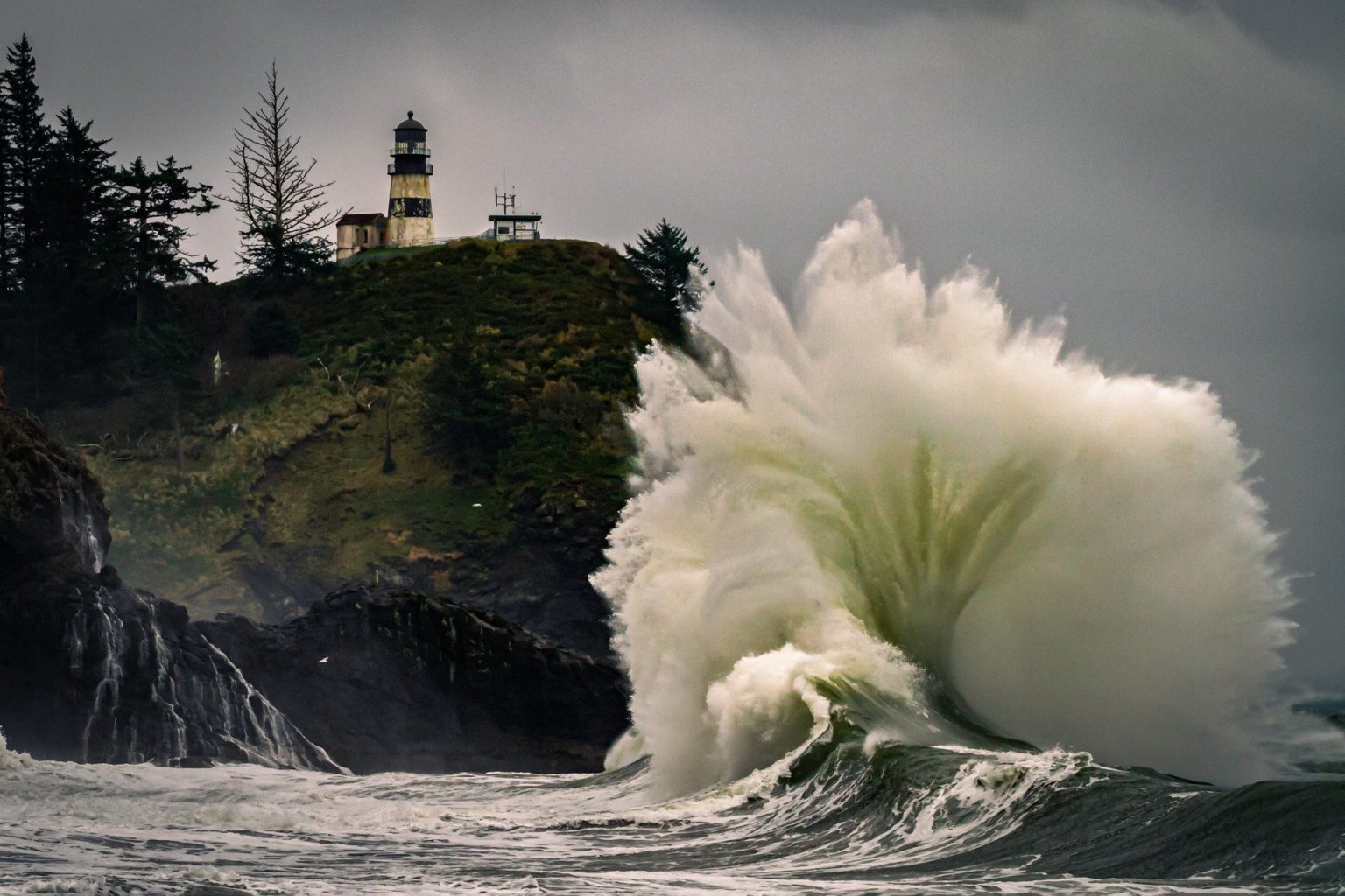 Coastal Landscape photography wave crashing at Cape Disappointment, photo by Oregon Landscape photographer Kristar Burton